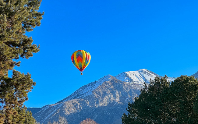 Обои картинки фото авиация, воздушные шары дирижабли, горы, шар, воздушный, полет