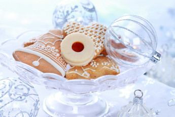 Картинка праздничные угощения ваза шарики печенье