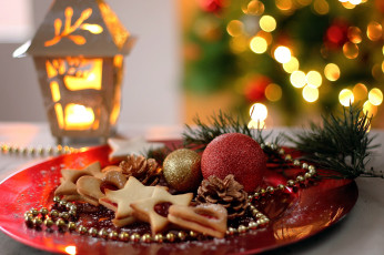 Картинка праздничные угощения боке шишки шарики печенье блюдо бусы