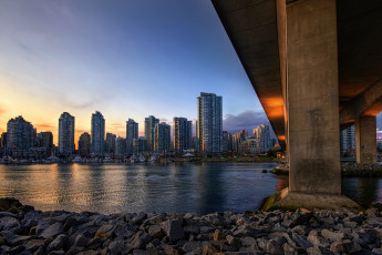 обоя yaletown - vancouver, города, ванкувер , канада, мост, небоскребы, река