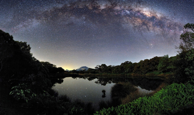 Обои картинки фото природа, реки, озера, звезды, небо, ночь, млечный, путь, деревья, озеро