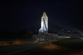 Картинка space+shuttle+discovery космос космодромы стартовые+площадки шаттл