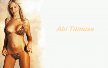 Картинка девушки abi+titmus улыбка пирсинг купальник блондинка
