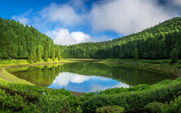 Картинка природа реки озера облака трава небо солнце лес зелень вода озеро португалия кусты деревья sao miguel отражение azores