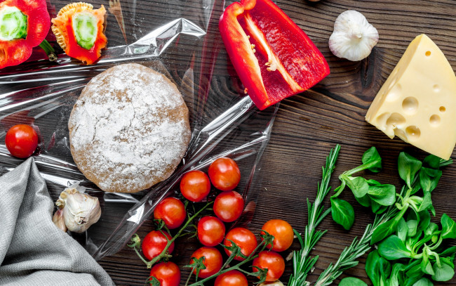 Обои картинки фото еда, разное, грибы, тесто, чеснок, заготовки, томат, зелень, сыр, помидоры