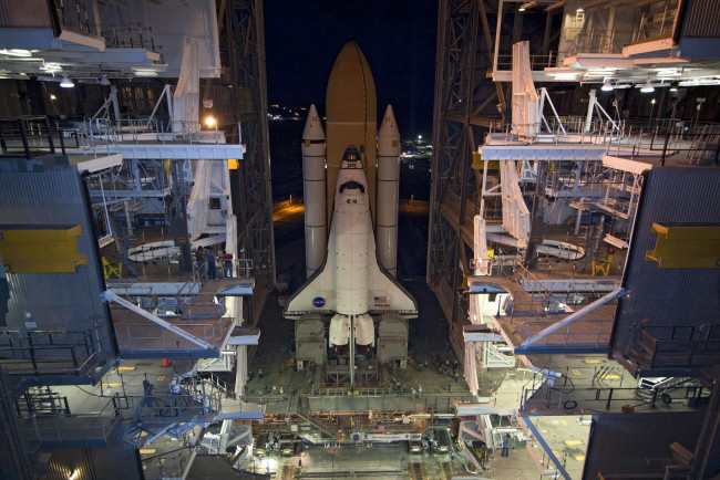 Обои картинки фото space shuttle atlantis, космос, космодромы, стартовые площадки, шаттл