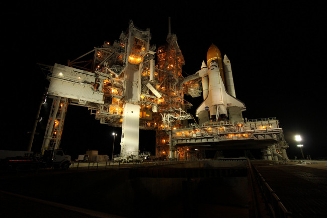 Обои картинки фото space shuttle endeavour, космос, космодромы, стартовые площадки, шаттл