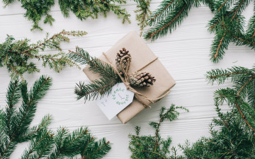 Картинка праздничные подарки+и+коробочки ветки ели fir tree merry decoration gift new year wood christmas рождество новый год подарок украшения