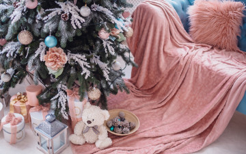 обоя праздничные, Ёлки, украшения, шары, елка, новый, год, рождество, подарки, christmas, balls, design, pink, new, year, gift, room, interior, home, sofa, teddy, bear, decoration, merry, fir, tree