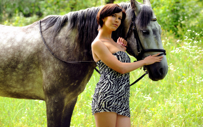 Обои картинки фото suzanna aye, девушки, suzanna aye , suzanna a,  susi r,  nadia p, suzanna, aye, лошадь, конь, девушка, модель, брюнетка, красотка, поза, флирт, стройная, сексуальная, фигура