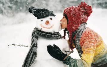 Картинка  девушки снеговик зима поцелуй