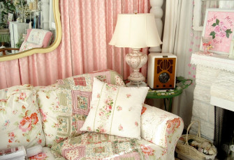 Картинка интерьер декор отделка сервировка лампа подушка диван ретро приемник