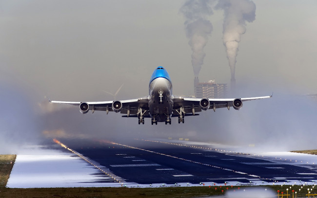 Обои картинки фото боинг, 747, авиация, пассажирские, самолёты, взлет, полоса, лайнер