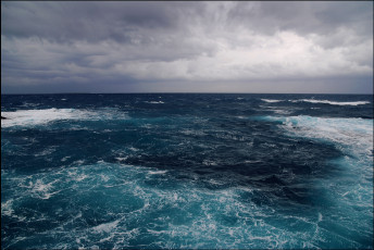Картинка природа моря океаны океан волны горизонт тучи