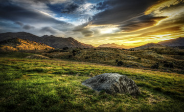 Картинка природа горы трава луг солнце тучи валун