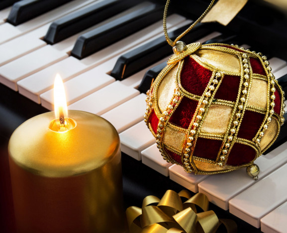 Обои картинки фото праздничные, - разное , новый год, клавиши, шарик, свеча