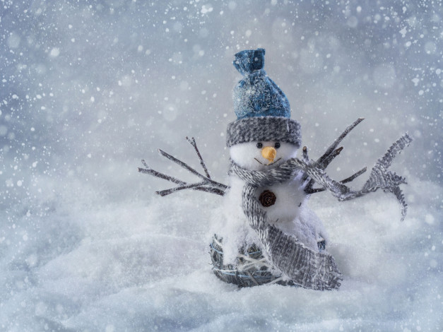 Обои картинки фото праздничные, снеговики, снеговик, игрушка, снег