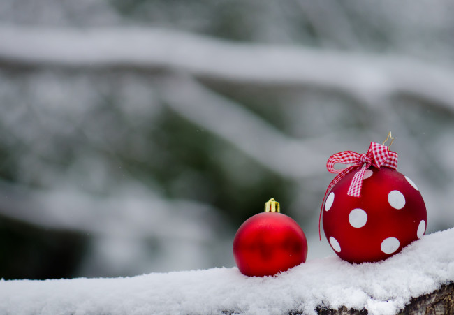 Обои картинки фото праздничные, шарики, снег, бантик, шары