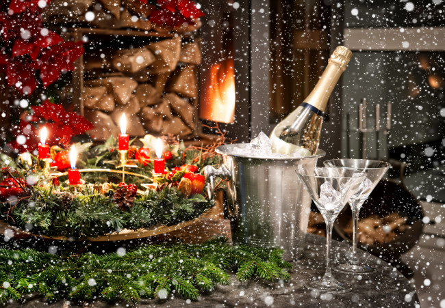 Обои картинки фото праздничные, угощения, ветки, ель, свечи, снежинки, бокалы, шампанское