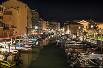 обоя chioggia venezia, корабли, порты ,  причалы, ночь, огни