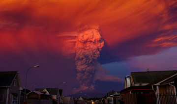 обоя природа, стихия, столб, облака, город, тучи, дым, пепел, небо, извержение, мексика, вулкан