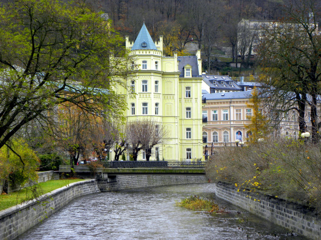 Обои картинки фото karlovy, vary, Чехия, города, здания, дома, река, набережная