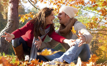 Картинка разное мужчина+женщина улыбки радость листья осень