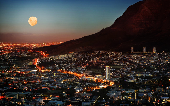 Обои картинки фото города, огни, ночного, горы, ночь, луна, город, кейптаун, юар