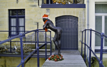 Картинка valkenburg+ +netherlands города -+памятники +скульптуры +арт-объекты рождественский венок колпак мостик девушка скульптура нидерланды валкенбург netherlands valkenburg