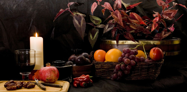 Обои картинки фото еда, натюрморт, виноград, апельсины, свеча, гранат, финики