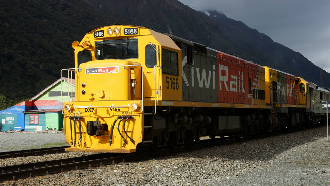 Обои картинки фото kiwirail locomotive`s dxb 5166 and dcp 4628 with the tranzalpine, техника, поезда, состав, вагоны, локомотив, дорога, рельсы, железная