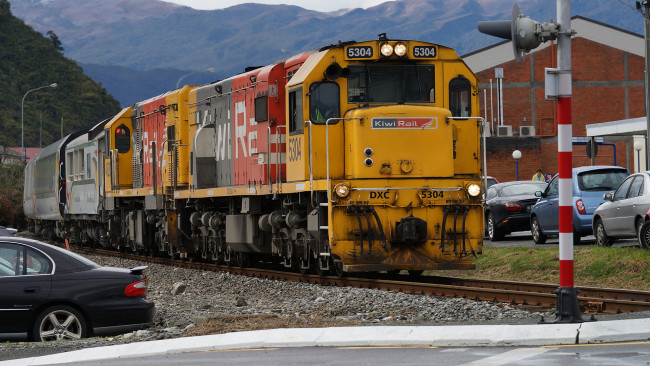 Обои картинки фото kiwirail locomotives dxc 5304 and dcp 4628 with tranzalpine, техника, поезда, дорога, железная, состав, рельсы, локомотив, вагоны