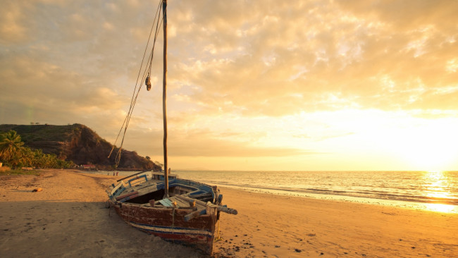 Обои картинки фото корабли, лодки,  шлюпки, рассвет, песок, пляж, море, лодка