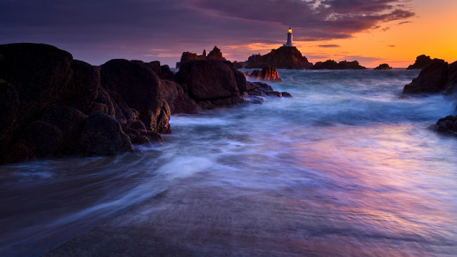 Обои картинки фото природа, маяки, скалы, море, маяк, вечер, закат, сумерки, огни, свет