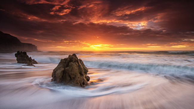 Обои картинки фото природа, восходы, закаты, пляж, волны, камни, горизонт, море, облака, восход