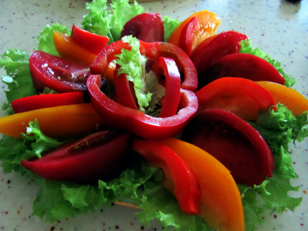 Обои картинки фото еда, овощи, помидоры, салат, перец