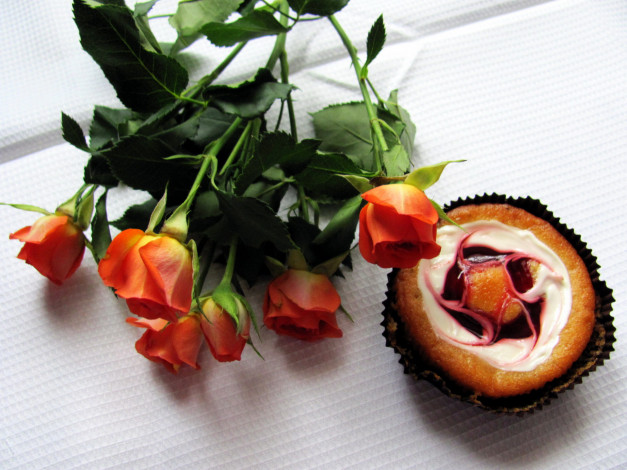 Обои картинки фото еда, пирожные,  кексы,  печенье, розы, клубничный, кекс