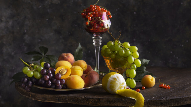 Обои картинки фото еда, натюрморт, листья, ягоды, темный, фон, стол, лимон, бокал, виноград, фрукты