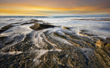 Картинка природа побережье океан камни волны пена тучи