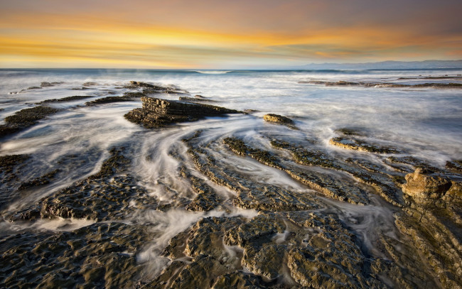 Обои картинки фото природа, побережье, океан, камни, волны, пена, тучи