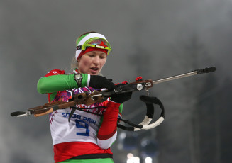Картинка спорт биатлон домрачева винтовка олимпиада сочи стрельба девушка сосредоточенность