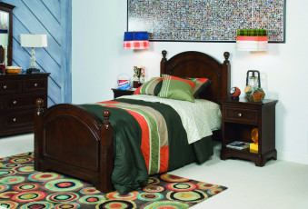 Картинка интерьер спальня кровать тумбочка подушки
