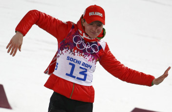 Картинка спорт лыжный+спорт сочи олимпиада радость улыбка девушка домрачева биатлон танец снег зима