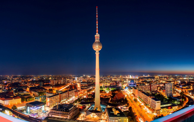 Обои картинки фото города, берлин , германия, berlin, берлин, город, ночь, столица, телебашня, огни, подсветка, дома, здания, улицы, панорама