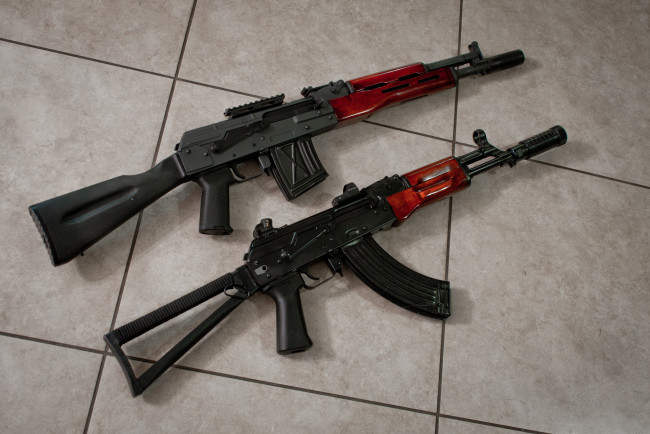 Обои картинки фото оружие, автоматы, акс-74, карабин, сайга-12к, фон, калашникова, автомат