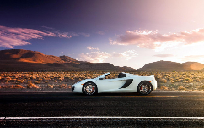 Обои картинки фото автомобили, mclaren, дорога, пустыня, шоссе, закат, облака, небо, белый, скалы, горы, spider, mp4-12c