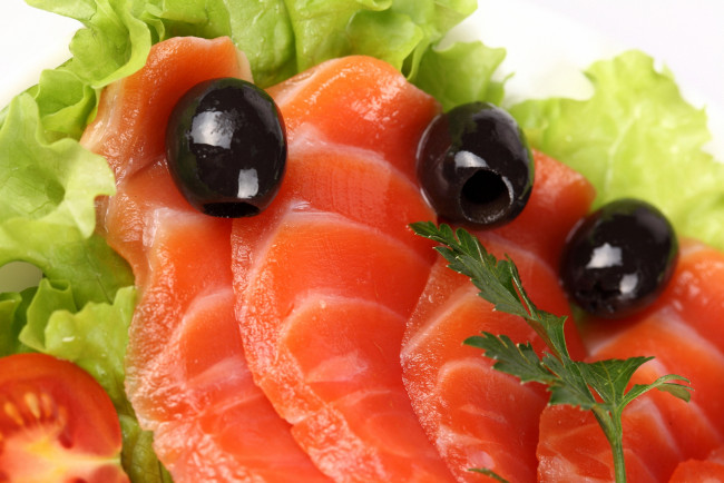 Обои картинки фото еда, рыба,  морепродукты,  суши,  роллы, ломтики, маслины, салат, листья, петрушка
