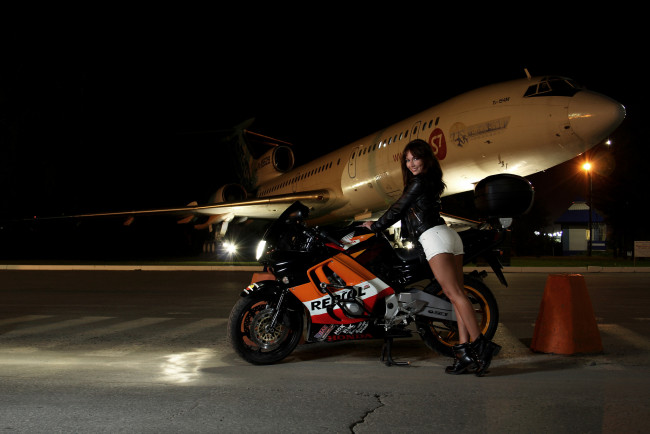 Обои картинки фото мотоциклы, мото с девушкой, honda, самолет, красивая, девушка