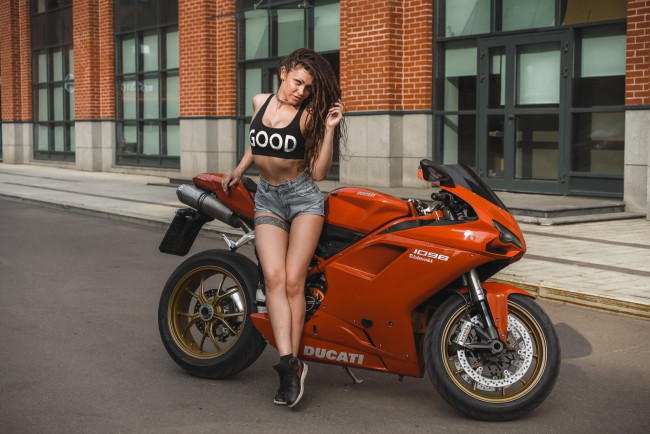 Обои картинки фото мотоциклы, мото с девушкой, мото, девушка