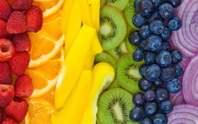 Обои картинки фото еда, фрукты и овощи вместе, малина, черника, киви, апельсин, перец, лук